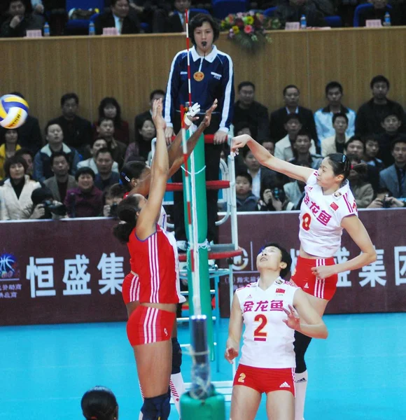 Chinas Zhao Ruirui Rompe Pelota Durante Segundo Partido Serie Amistosa —  Fotos de Stock