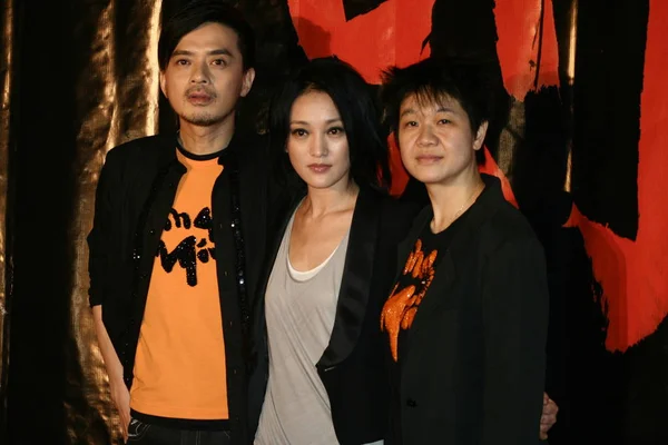 左から 香港の歌手アンソニー ウォン 中国の女優周Xun 監督のウー シュエは 北京で2007年4月24日に北京で行われた新作映画 の記者会見で写真を撮るポーズをとった — ストック写真