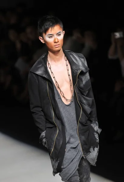 Una Sfilata Modelle Alla Sfilata Bunka Toka Durante Shanghai Fashion — Foto Stock