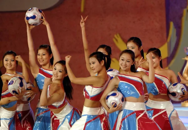 Dançarinos Chineses Apresentam Com Bola Futebol Durante Sorteio Final Para — Fotografia de Stock