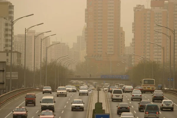 Carros Correm Rua Pequim Com Poluição Atmosférica Pesada Abril 2005 — Fotografia de Stock