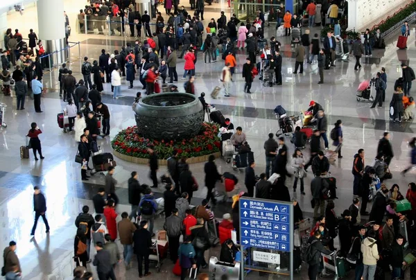 Paseengers Εμφανίζονται Στο Διεθνές Αεροδρόμιο Capital Στο Πεκίνο Κίνα Ιανουαρίου — Φωτογραφία Αρχείου