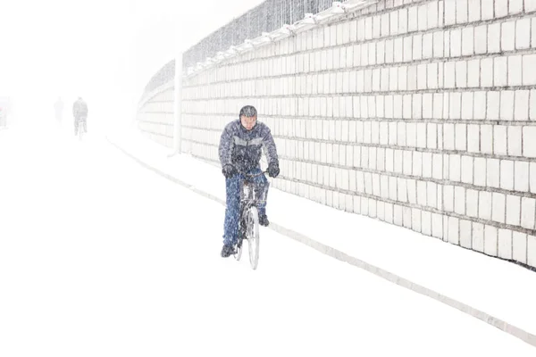 Kínai Férfi Ciklusok Utcán Közepette Sűrű Havazás Jilin Város Északkeleti — Stock Fotó