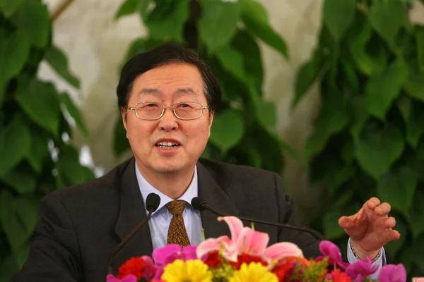 中国央行中国人民银行行长周小川于2008年3月6日在北京人民大会堂举行的第十一届全国人大第一次会议新闻发布会上发表讲话 — 图库照片