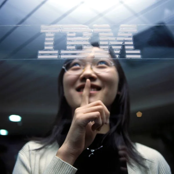 Китайский Сотрудник Ibm Офисе Ibm China Research Laboratory Пекине — стоковое фото