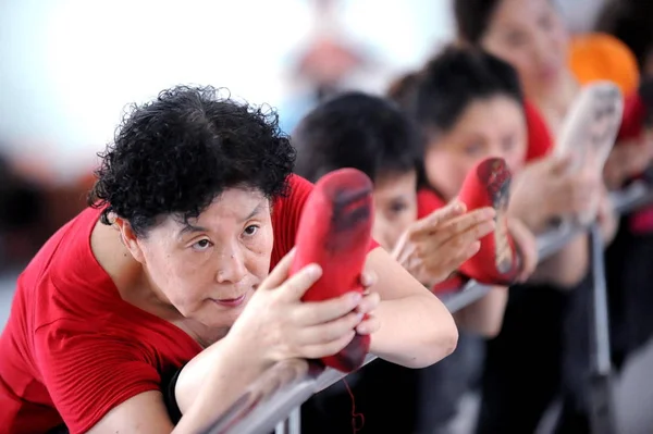 Leden Van Troupe Xiyanghong Ballet Oefenen Ballet Een Cultureel Centrum — Stockfoto