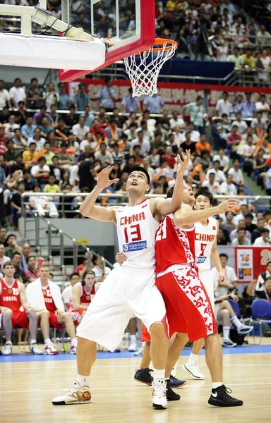 2008年7月20日 中国东部浙江省杭州市2008年斯坦科维奇大陆冠军杯最后一轮比赛中 中国的姚明 与一名俄罗斯篮球运动员竞争 — 图库照片