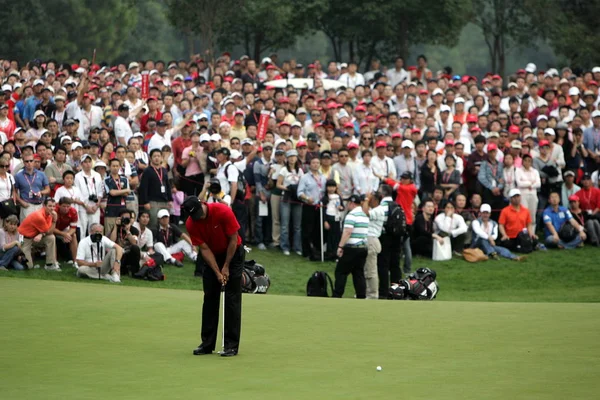 Die Weltbeste Golferin Tiger Woods Aus Den Vereinigten Staaten Puttet — Stockfoto