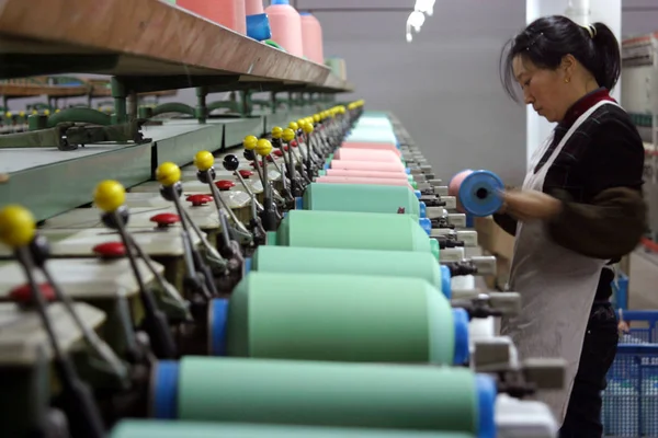 Une Travailleuse Usine Chinoise Manipule Une Machine Filer Dans Une — Photo