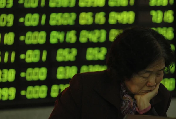 Chinese Investor Looks Share Prices Computer Stock Brokage House Shanghai — Stock Photo, Image