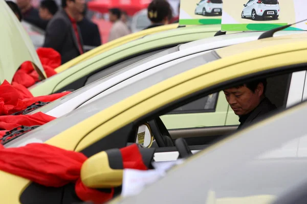 Comprador Coche Chino Prueba Coche Pequeño Durante Una Exposición Automóviles — Foto de Stock