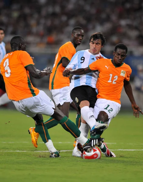 Argentinas Ezequiel Lavezzi Second Right Competes Ivory Coasts Mamadou Bagayoko — Stock Photo, Image