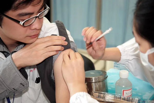 Une Infirmière Chinoise Injecte Vaccin Contre Grippe H1N1 Hôpital Pour — Photo