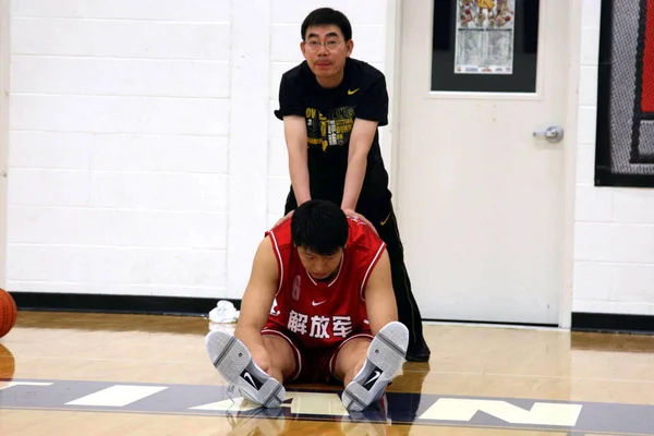 Team Assistant Back Helps Chinas Bayi Basketball Team Wearing Team — 图库照片
