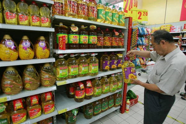 Fájl Egy Kínai Vásárló Vásárol Étkezési Olajok Egy Szupermarket Pekingben — Stock Fotó