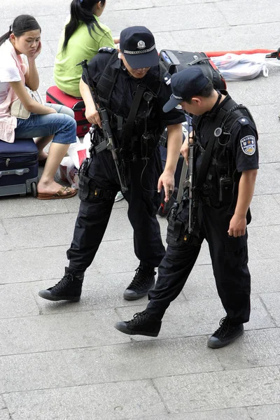 Ένοπλοι Κινέζοι Αστυνομικοί Περιπολούν Τον Δυτικό Σιδηροδρομικό Σταθμό Του Πεκίνου — Φωτογραφία Αρχείου