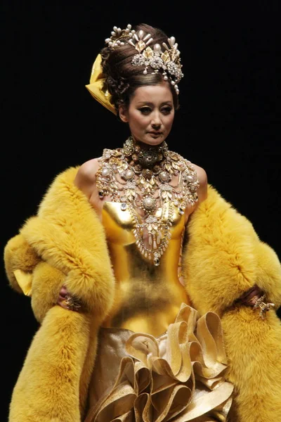 Mannequin Chinois Parade Une Création Designer Chinois Guo Pei Lors — Photo