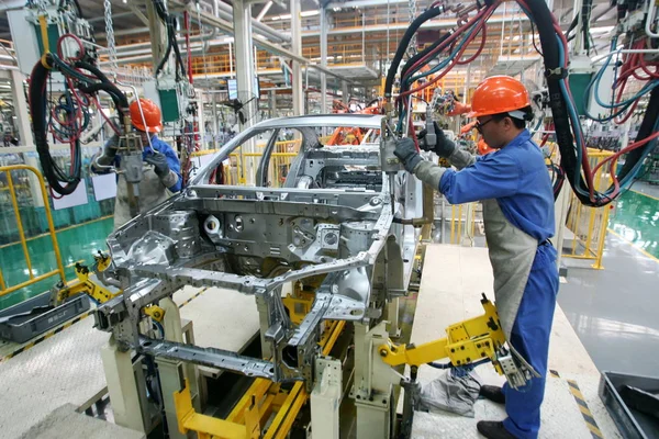 Çinli Fabrika Işçileri Ningbo Şehirde Geely Bir Otomobil Fabrikasında Üretim — Stok fotoğraf