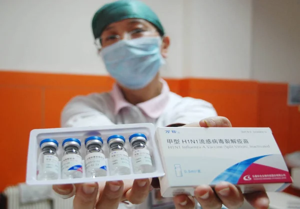 Travailleur Médical Chinois Montre Une Boîte Vaccin Contre Grippe H1N1 — Photo