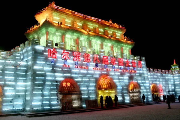 Turistas Aproveitam Tempo Dentro Dos Palácios Iluminados Escultura Gelo 8Th — Fotografia de Stock