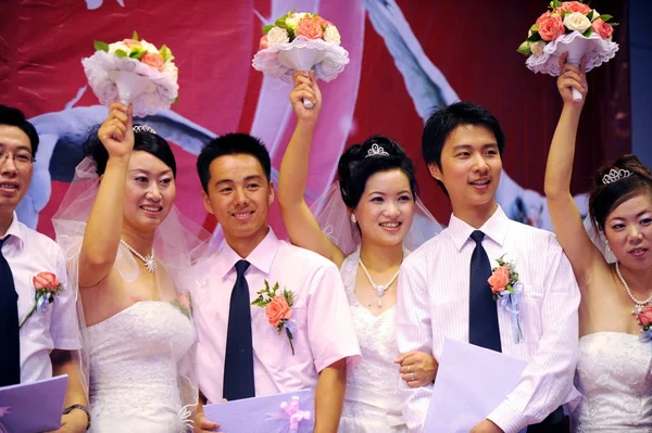 Chinese Newlyweds Celebrate Collective Wedding Migrant Workers Marking Qixi Festival — Stock Photo, Image