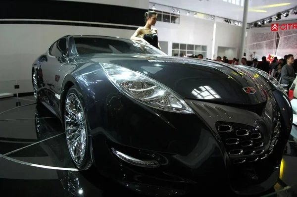 Una Showgirl Posa Junto Coche Geely Concept Durante Feria Automóviles — Foto de Stock