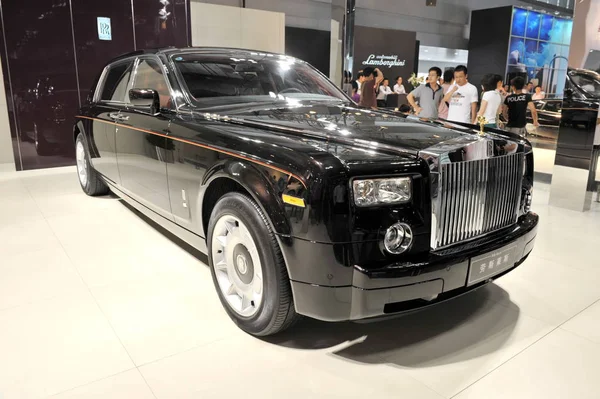 Chinese Visitors Look Rolls Royce Limousine Auto Show Chongqing China — Stock Photo, Image
