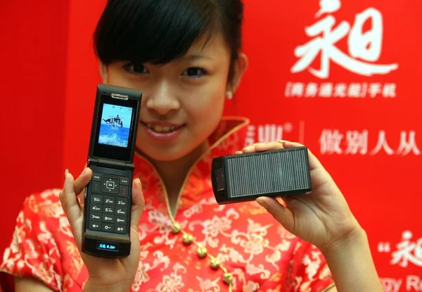 Chinese Showgirl Displays Two Solar Power Mobile Phones Made Chinese — Stock Photo, Image
