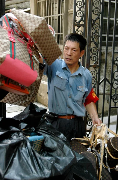 Policier Chinois Confisque Faux Sacs Main Louis Vuitton Gucci Marché — Photo