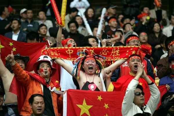 Los Aficionados Chinos Animan Selección Fútbol China Durante Partido Clasificatorio —  Fotos de Stock