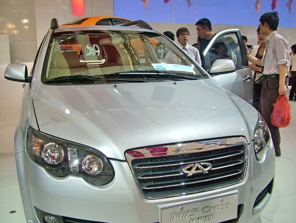 Visitantes Chineses Olham Para Chery Durante Auto Shanghai 2007 Carro — Fotografia de Stock