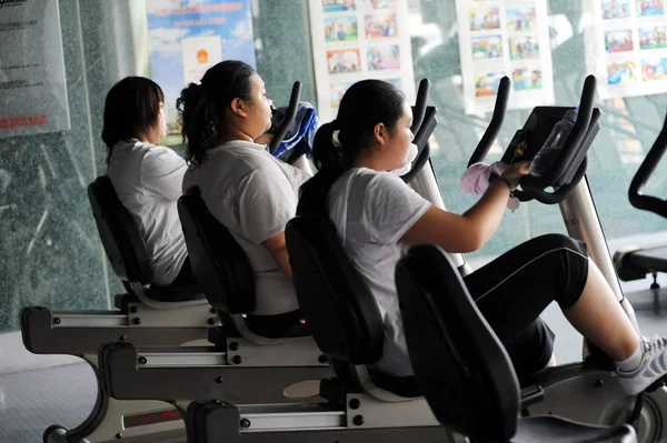 Des Enfants Obèses Chinois Font Exercice Sur Des Machines Vélo — Photo