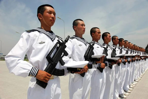 资料图片 中国人民解放军海军士兵于2009年7月1日在北京参加即将进行的阅兵训练 — 图库照片
