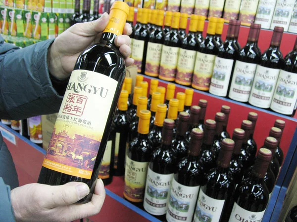 Cliente Cinese Compra Vino Changyu Supermercato Pechino Ottobre 2006 — Foto Stock