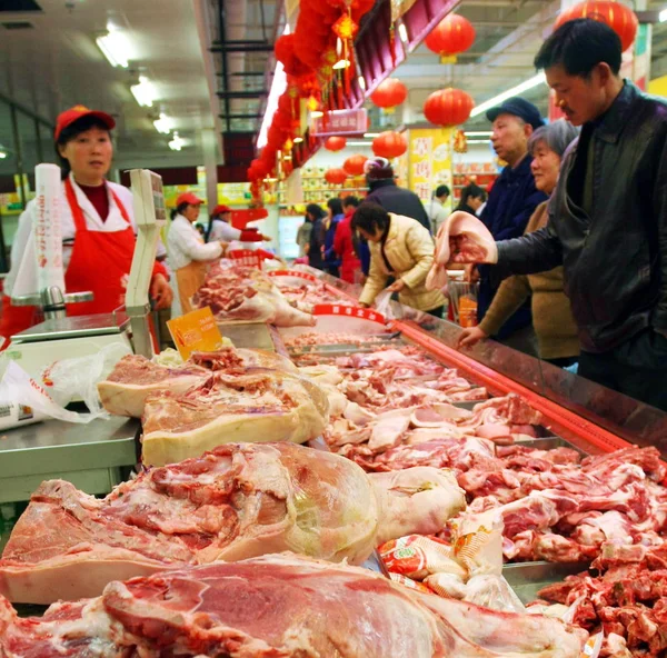 Филе Китайские Покупатели Покупают Свинину Супермаркете Округе Хайан Наньтун Провинция — стоковое фото