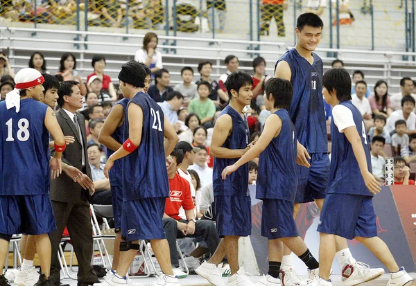 2007年9月9日 在台湾台北举行的两岸篮球交流比赛中 台湾名人队中国 Nba 球星姚明 — 图库照片