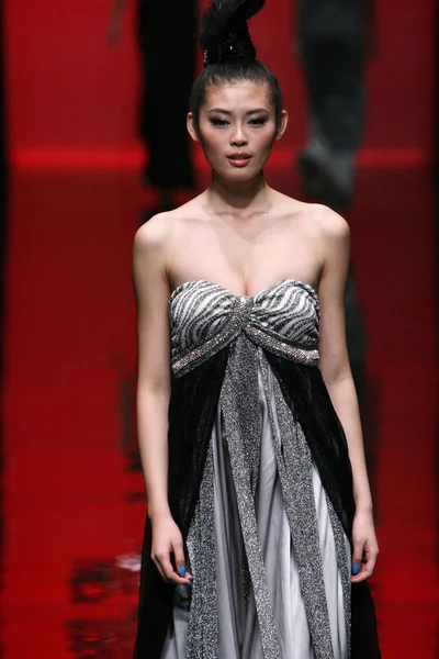 モデルは 中国ファッション週 2009 中国の北京で 2009 日中にジョイア 2010 夏のファッションショーで新しいコレクションをプレゼントします — ストック写真