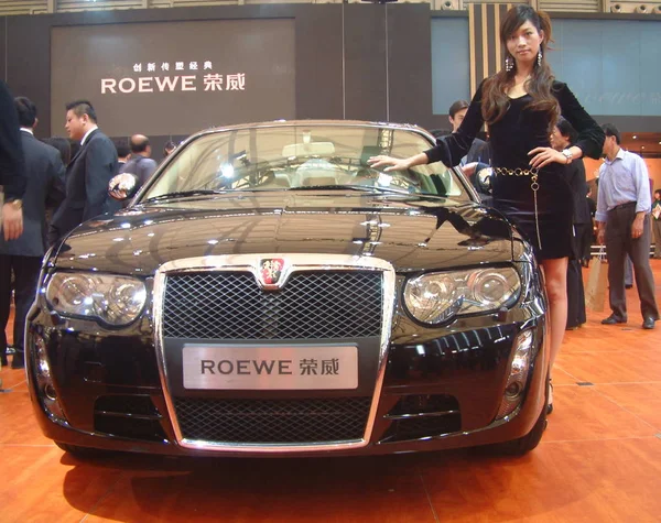 中国人のモデルが上海汽車製 Roewe 750 とポーズ 上海汽車工業 株式会社 車で上海の表示 2006 — ストック写真