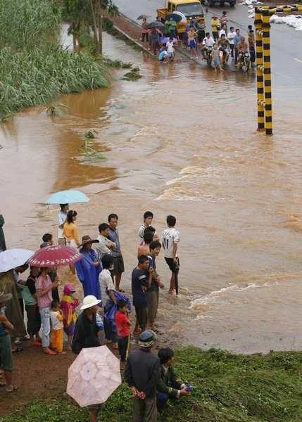 Местные Жители Остановлены Наводнением После Сильного Дождя Тропического Шторма Пабук — стоковое фото