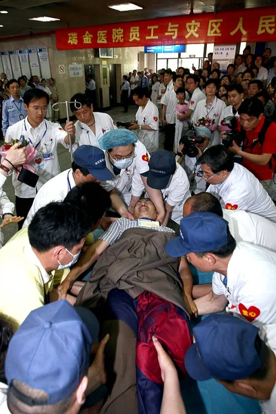 Kinesiska Läkare Och Sjuk Sköterskor Konvoj Skadad Kvinna Från Ett — Stockfoto