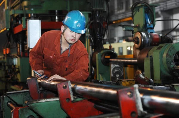 ファイル 中国の労働者は 2009年12月10日 中国北東部の大連にある東北特殊鋼グループの工場で鋼管を点検する — ストック写真