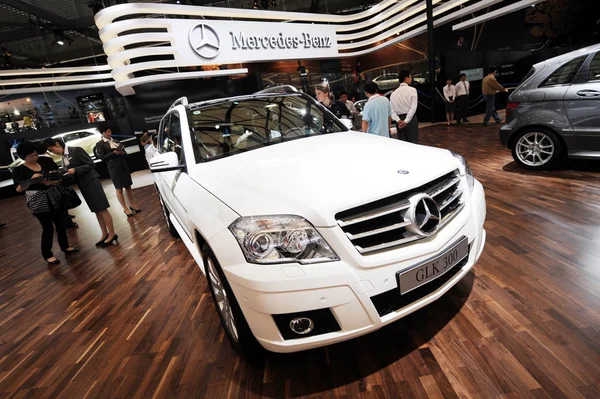 Μια Mercedes Benz Glk300 Και Άλλα Αυτοκίνητα Εμφανίζονται Στην 13Th — Φωτογραφία Αρχείου