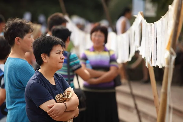 Čínští Rodiče Čtou Informace Manželských Zádech Aby Čínském Parku Šanghaji — Stock fotografie