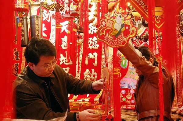 Los Clientes Chinos Compran Decoraciones Rojas Para Próximo Festival Primavera — Foto de Stock
