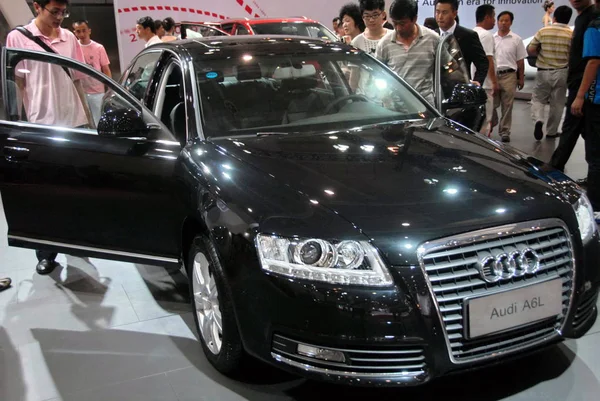 Chinese Visitors Look Audi A6L Auto Show Dalian Northeast Chinas — Stock Photo, Image