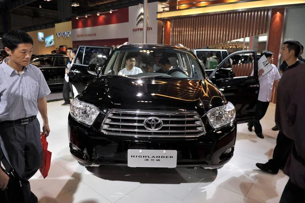 Kinesiska Besökare Prova Och Titta Toyota Highlander Auto Show Chongqing — Stockfoto