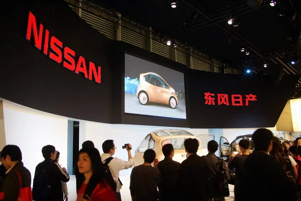 Файл Натовпу Відвідувачів Видно Стенді Dongfeng Nissan Під Час Auto — стокове фото
