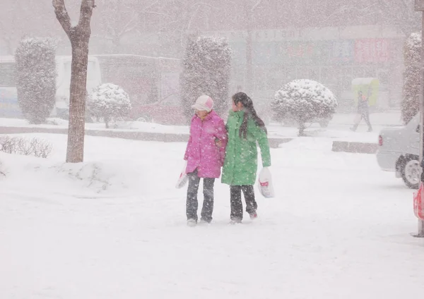 Chinese Locals Lopen Onder Zware Sneeuwval Qiqihaer Van Noordoost Chinas — Stockfoto