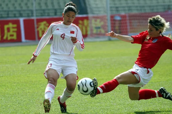 Englands Susan Smith Wihte Batalhas Para Bola Com Chinas Wen — Fotografia de Stock