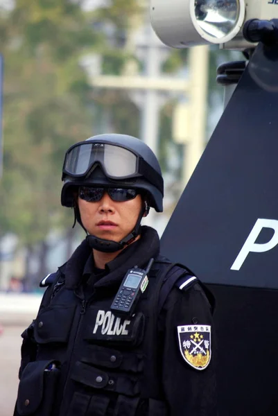 Policía Especial Chino Armado Hace Guardia Frente Vehículo Blindado Una —  Fotos de Stock